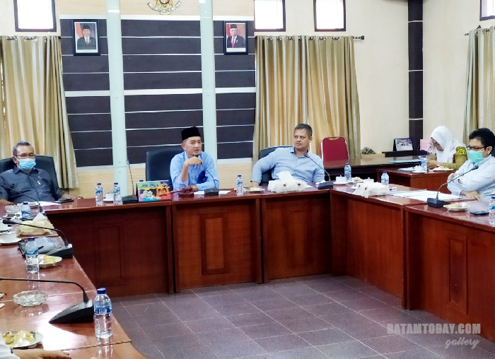 Anggota DPRD Karimun sedang hearing dengan kalangan perbankan di gedung DPRD Karimun
